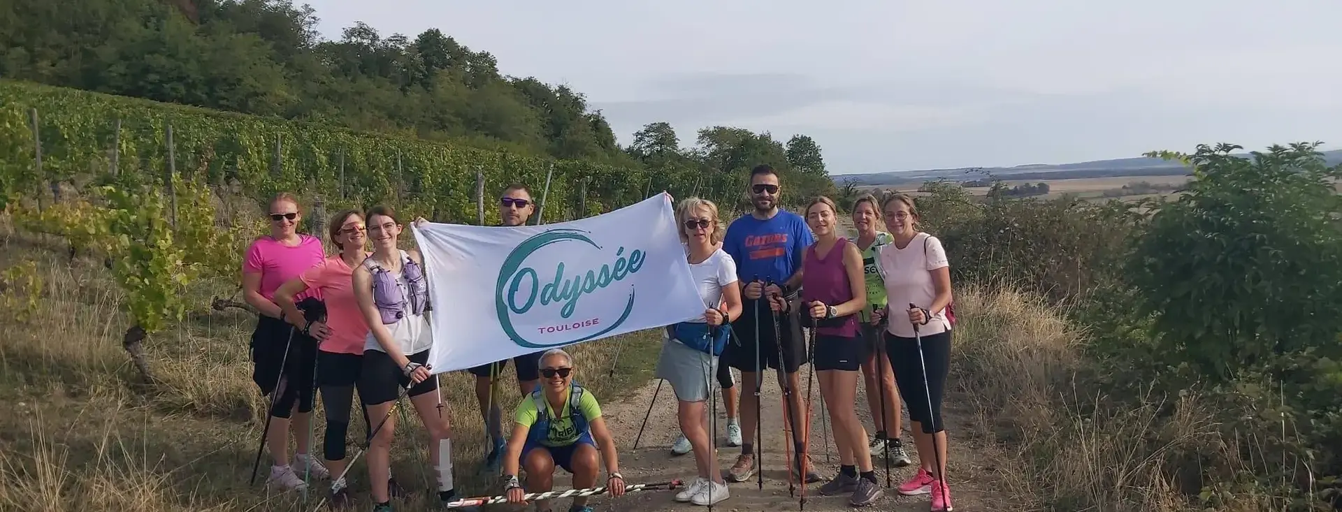 Le groupe et la banderole de l’Odyssée, au milieu des vignes des coteaux.