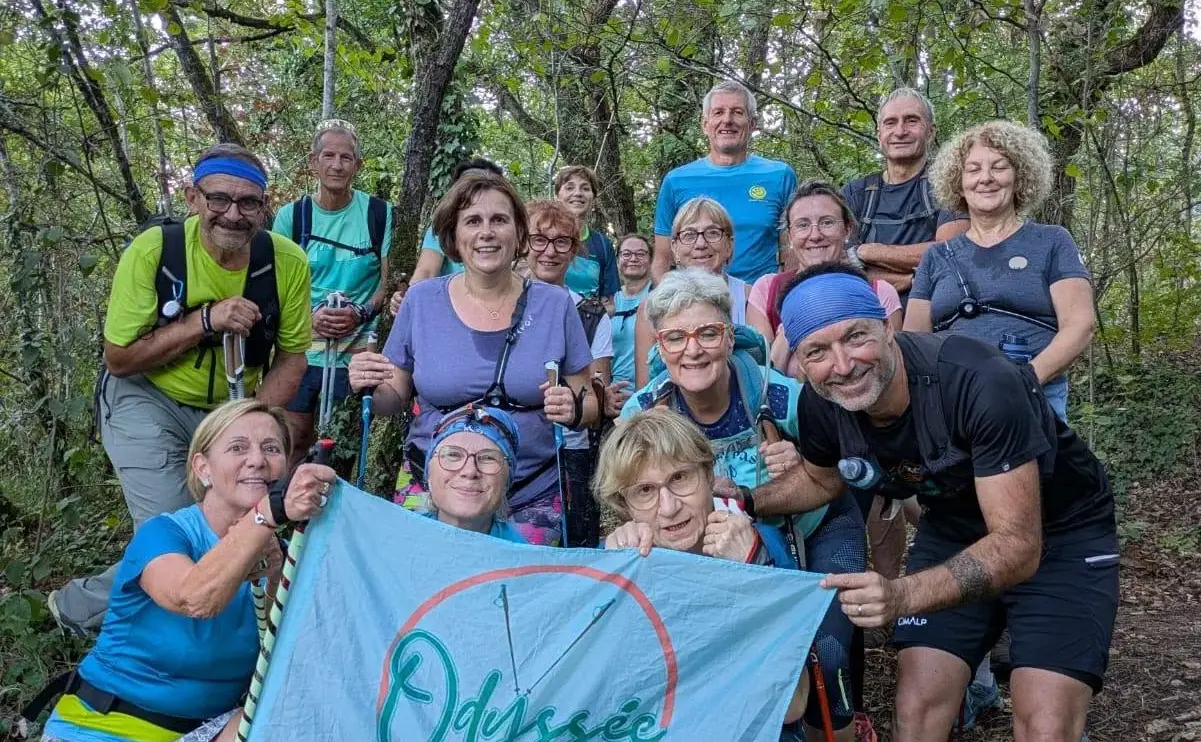 Le groupe réuni autour de la banderole de l’Odyssée, sur un sentier de sous-bois.