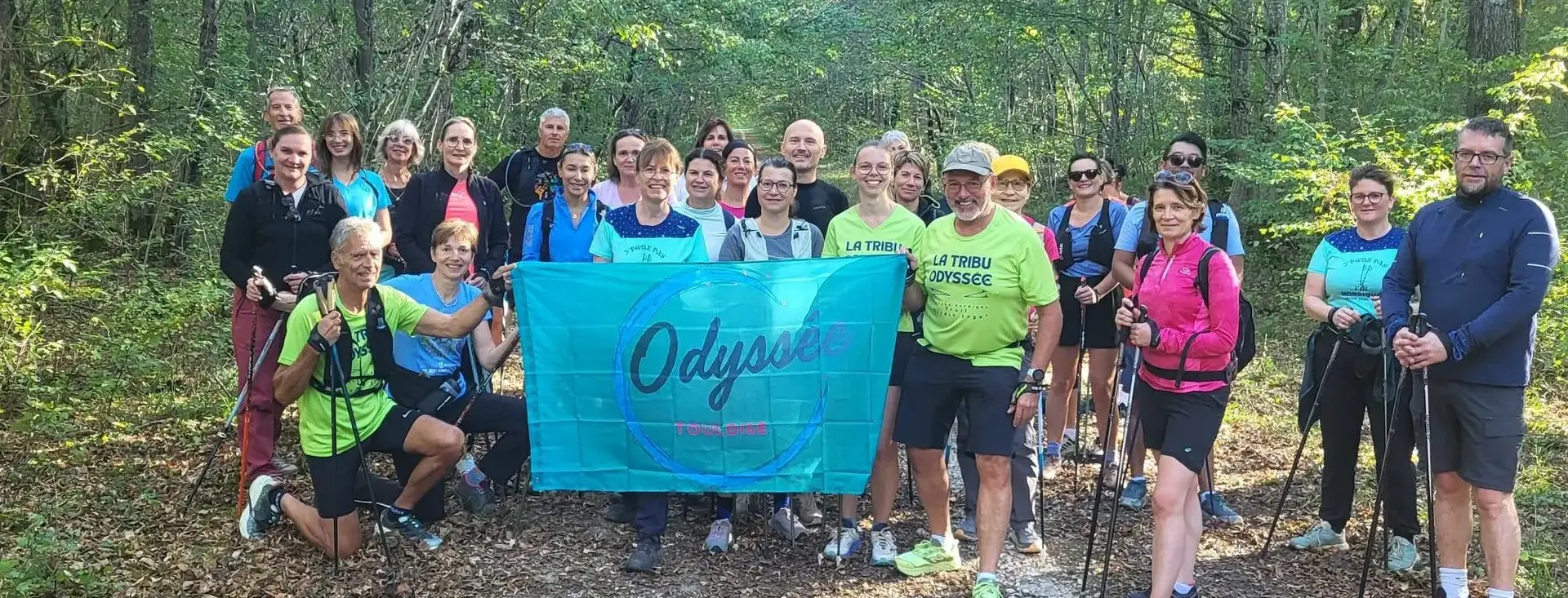 Le groupe rassemblé derrière la banderole de l’Odyssée, sur un chemin forestier.